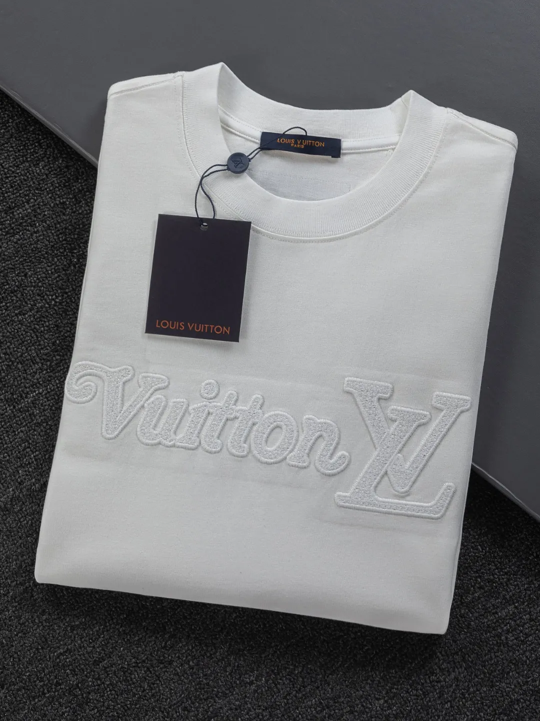 🅿️220 Louis Vuitton 1V LV slightly wide version S-XL LV 26ss new product counters are on the shelves at the same time. Multiple craftsmanship. Three-dimensional water-soluble cotton letters on the chest🪡 embroidery + water-soluble cotton large letters logo on the back🪡 embroidery. Round neck short-sleeved T-shirt, same style for men and women! Consigned to one-to-one creation. Synchronized with the official website, pure cotton fabrics at the counter! It is close to the skin and comfortable, durable and easy to wear. It has a classic and simple logo design and meticulous original craftsmanship. Short-sleeves, a must-have item for men, do not appear to be the same for the general public, but must be unique and eye-catching. This LV short-sleeve is all about quality, comfort, the same shape and fashion as always, including fabrics and cutting techniques. All of them have been made with great effort! 320 grams of washed pure cotton fabric, pure cotton is breathable, very refreshing and comfortable for daily wear. The rib knitting on the neckline is smooth and tight, and the neckline will not be skewed if you toss it at will. The loose version, you will find that it looks really good on the upper body. The overall is minimalist and neat, super versatile for daily use! Pair it casually with a pair of pants for a youthful look. A T-shirt will make your outfit crazy. It is a fashionable item that can never go wrong! Color: Black White Size: S-XL Size chart: S: Shoulder width 50-Bust 56-Length 70 M: Shoulder width 52-Bust 57-Length 72 L: Shoulder width 54-Bust 59-Length 74 XL: Shoulder width 56-Bust 62-Length 76
